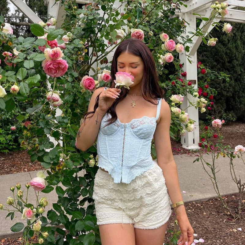 Csipkés top vállpánttal, derék rombusz formájú, záródás gombokkal, poliészter-elasztán anyag