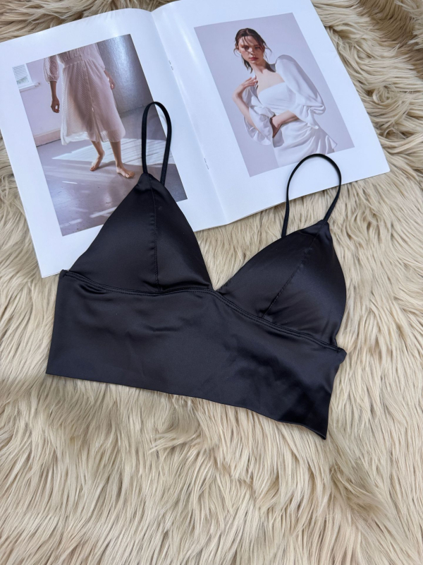 Vezeték nélküli háromszög kosárú melltartó vékony formázott kosarakkal; anyaga nylon 90%, bélés spandex 10%; fix dupla vállpántok; hátul négy sor kapocs.