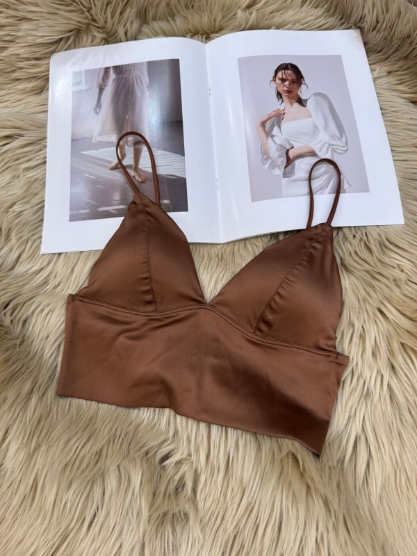 Vezeték nélküli háromszög kosárú melltartó vékony formázott kosarakkal; anyaga nylon 90%, bélés spandex 10%; fix dupla vállpántok; hátul négy sor kapocs.