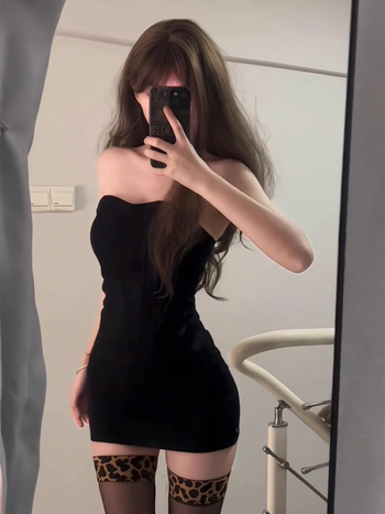 Puuvillane kleit ilma õlapaeladeta, tuub-top stiilis, varrukateta, keskjoonil, puusad tihedalt ümber