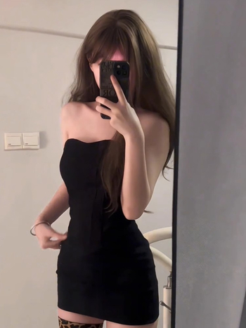 Puuvillane kleit ilma õlapaeladeta, tuub-top stiilis, varrukateta, keskjoonil, puusad tihedalt ümber