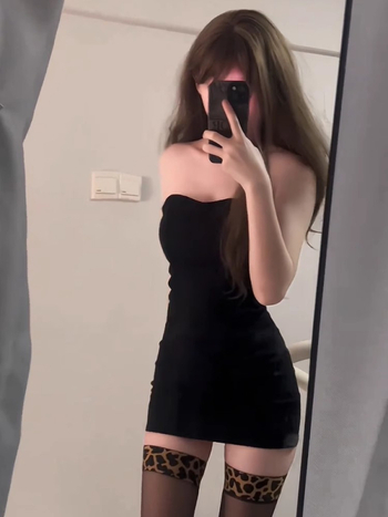 Puuvillane kleit ilma õlapaeladeta, tuub-top stiilis, varrukateta, keskjoonil, puusad tihedalt ümber