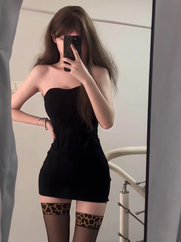 Puuvillane kleit ilma õlapaeladeta, tuub-top stiilis, varrukateta, keskjoonil, puusad tihedalt ümber