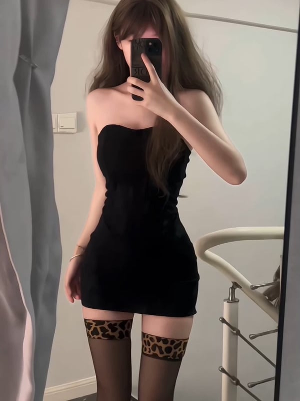 Puuvillane kleit ilma õlapaeladeta, tuub-top stiilis, varrukateta, keskjoonil, puusad tihedalt ümber