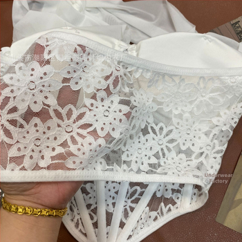 Čipkovaný halter kamizola s sieťovanou látkou, košíčky 3/4, tenké formované košíčky, podšívka nylon, pevné dvojité ramienka, krásne chrbát