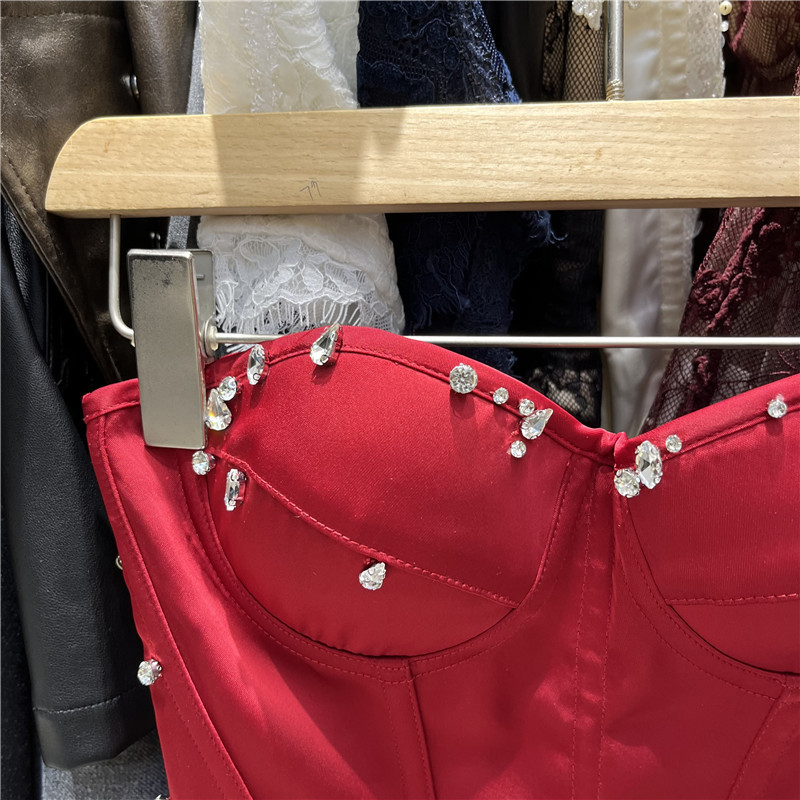 Tube top bez rukava s umetkom za dojke, ukrašen perlicama, uski kroj, kratka duljina, mješavina poliester-elastan