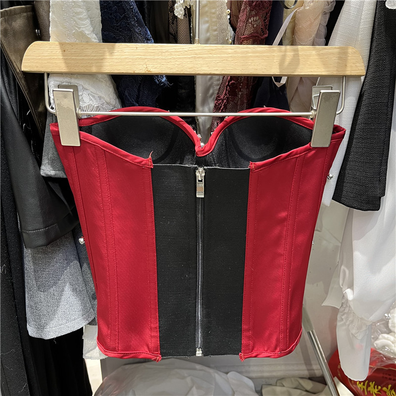 Tube top bez rukava s umetkom za dojke, ukrašen perlicama, uski kroj, kratka duljina, mješavina poliester-elastan
