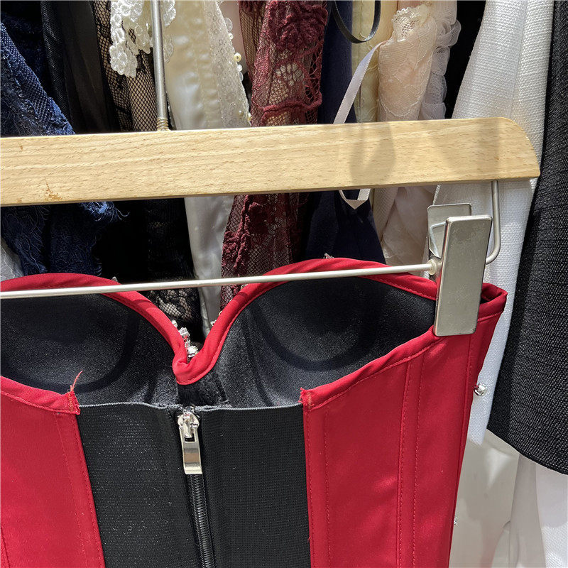 Tube top bez rukava s umetkom za dojke, ukrašen perlicama, uski kroj, kratka duljina, mješavina poliester-elastan