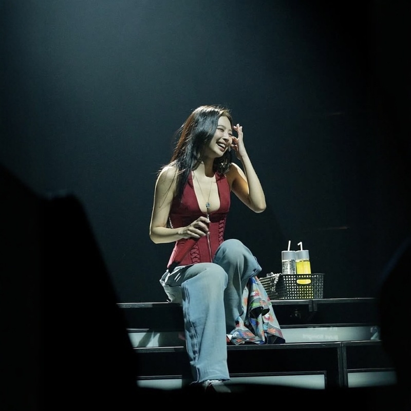 Μπούστο κορμάκι με halterneck ιμάντες, μπονίνες από ψαροκόκαλα, βαθύ V ντεκολτέ, φερμουάρ, στενή γραμμή