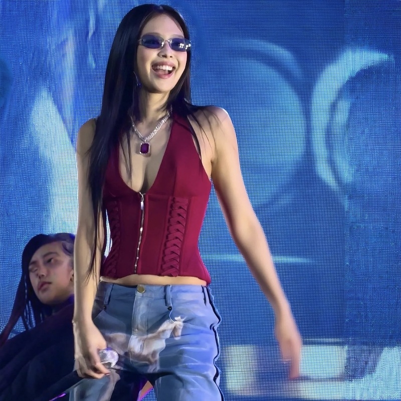 Μπούστο κορμάκι με halterneck ιμάντες, μπονίνες από ψαροκόκαλα, βαθύ V ντεκολτέ, φερμουάρ, στενή γραμμή