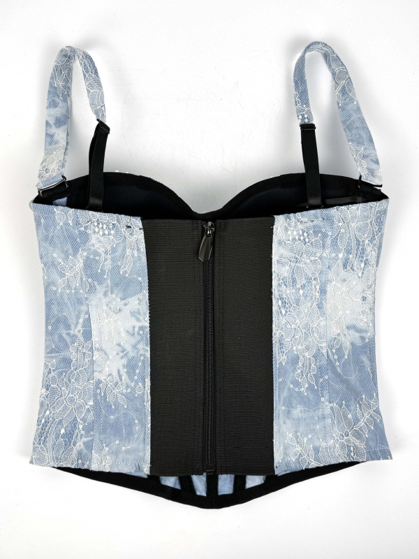 Denim top s trakama, uski kroj, kratka duljina ≤40 cm, poliester s elastanom, odvojive naramenice