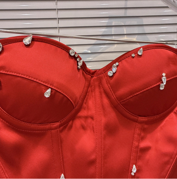 Pamukasti top bez ramena s rhinestones i perlama, podrška struka u obliku riblje kosti i jastučić za prsa; pull-over stil, 3D uzorak, 70-80% pamuk, 20-30% poliester