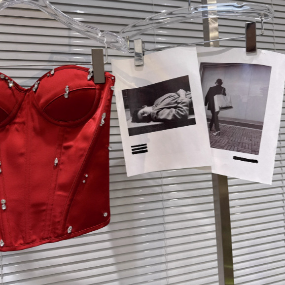Pamukasti top bez ramena s rhinestones i perlama, podrška struka u obliku riblje kosti i jastučić za prsa; pull-over stil, 3D uzorak, 70-80% pamuk, 20-30% poliester