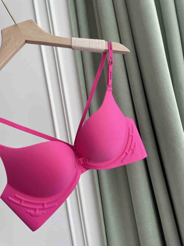 Priekinio užsegimo liemenėlė iš nailono, push-up ir šoninių krūtų suspaudimas, be vielos, kaušelio forma: plonas viršus, storesnis apačia