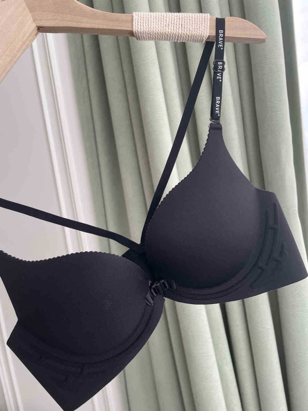 Priekinio užsegimo liemenėlė iš nailono, push-up ir šoninių krūtų suspaudimas, be vielos, kaušelio forma: plonas viršus, storesnis apačia