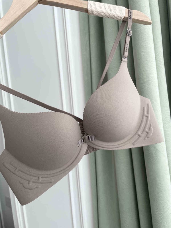 Priekinio užsegimo liemenėlė iš nailono, push-up ir šoninių krūtų suspaudimas, be vielos, kaušelio forma: plonas viršus, storesnis apačia