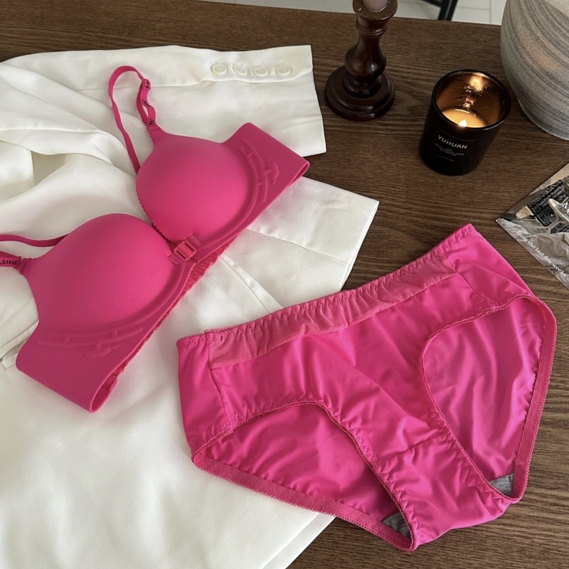 Priekinio užsegimo liemenėlė iš nailono, push-up ir šoninių krūtų suspaudimas, be vielos, kaušelio forma: plonas viršus, storesnis apačia