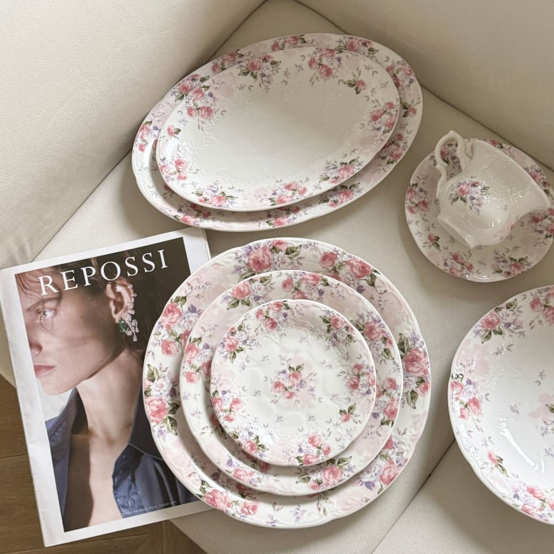 Keramički set posuđa: šalica, tanjurić, zdjela i visoka ploča s reljefom ruže – okruglog oblika, reljefni uzorak, lagani luksuzni retro stil, pogodno za mikrovalnu pećnicu