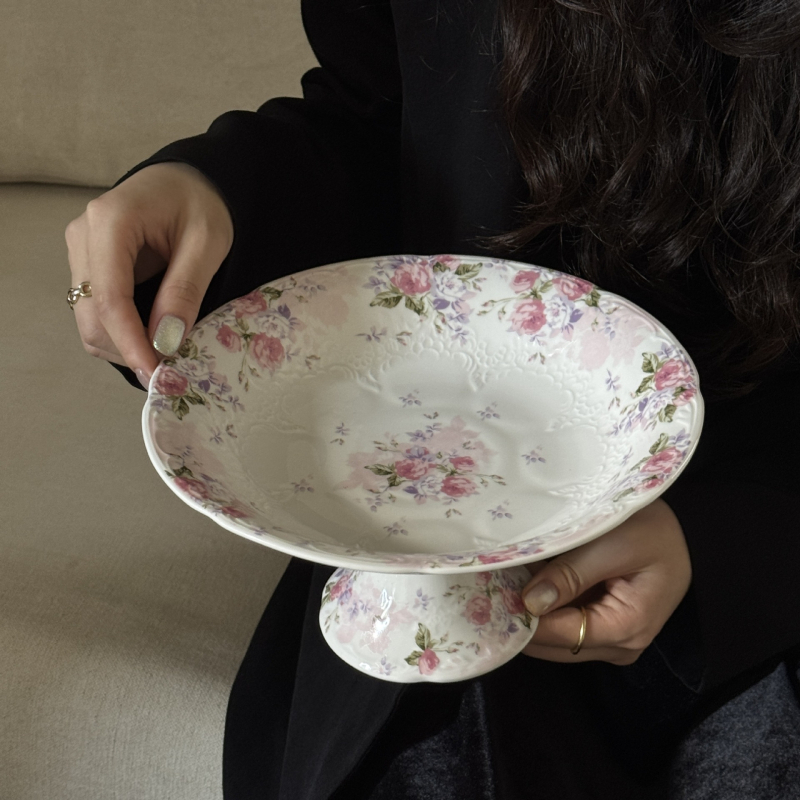 Keramički set posuđa: šalica, tanjurić, zdjela i visoka ploča s reljefom ruže – okruglog oblika, reljefni uzorak, lagani luksuzni retro stil, pogodno za mikrovalnu pećnicu