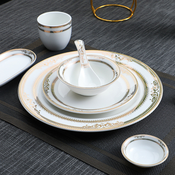 Porcelanski servis za jelo — trodjelni set: misa i dvije tanjure, okrugli oblik, prugasti uzorak, lagani luksuzni stil, otporno na mikrovalnu
