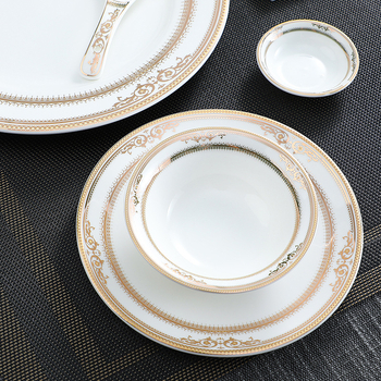 Porcelanski servis za jelo — trodjelni set: misa i dvije tanjure, okrugli oblik, prugasti uzorak, lagani luksuzni stil, otporno na mikrovalnu