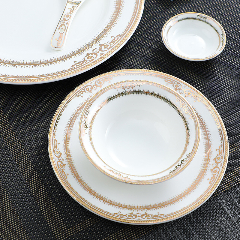 Porcelanski servis za jelo — trodjelni set: misa i dvije tanjure, okrugli oblik, prugasti uzorak, lagani luksuzni stil, otporno na mikrovalnu