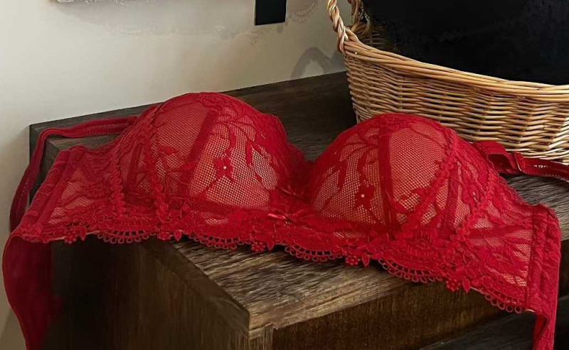 Čipkasti grudnjak u stilu tube top, srednje oblikovani košarice, odvojive dvostruke naramenice, stražnje kopče s tri reda kopči, poliester podstava
