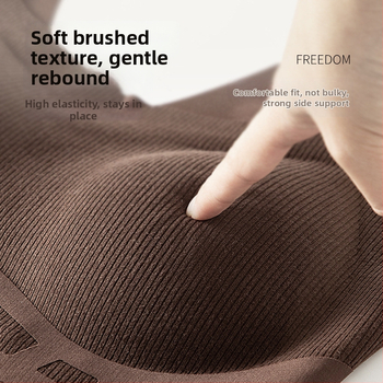 Be siūlių liemenėlė vestės stiliaus su 3D minkšta parama, šoninis suspaudimas ir kvadratinė iškirptė; trikampiai kaušeliai, vidutinio dydžio kaušelis, poliesterio audinys, padas nailonas