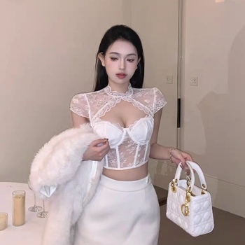 Дантелено потниче с V-образно деколте, дантела с прозрачни детайли, сваляема подплата за бюст, костен пояс за оформяне на талията, тънка полиестерна материя, произход Фошан