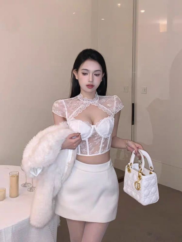 Дантелено потниче с V-образно деколте, дантела с прозрачни детайли, сваляема подплата за бюст, костен пояс за оформяне на талията, тънка полиестерна материя, произход Фошан