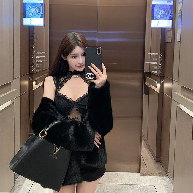 Дантелено потниче с V-образно деколте, дантела с прозрачни детайли, сваляема подплата за бюст, костен пояс за оформяне на талията, тънка полиестерна материя, произход Фошан