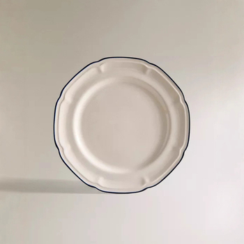 Porcelanski kružni tanjur, moderni minimalistički stil, reljefna površina, pogodan za mikrovalnu pećnicu