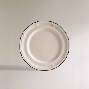 Porcelanski kružni tanjur, moderni minimalistički stil, reljefna površina, pogodan za mikrovalnu pećnicu