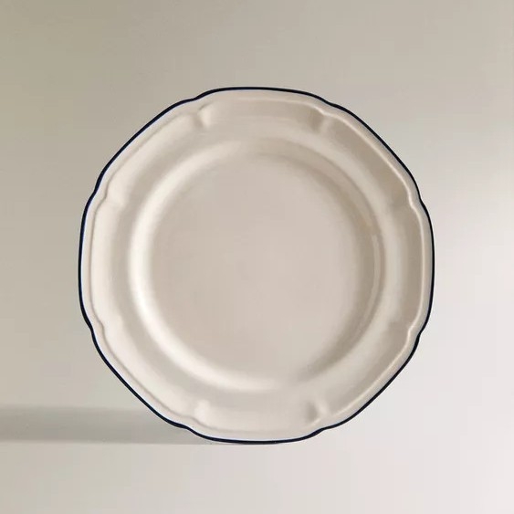 Porcelanski kružni tanjur, moderni minimalistički stil, reljefna površina, pogodan za mikrovalnu pećnicu
