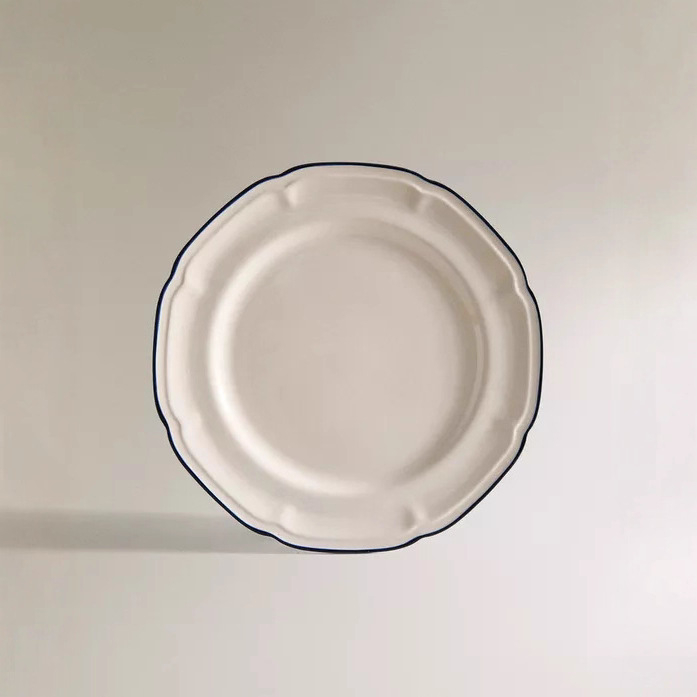 Porcelanski kružni tanjur, moderni minimalistički stil, reljefna površina, pogodan za mikrovalnu pećnicu