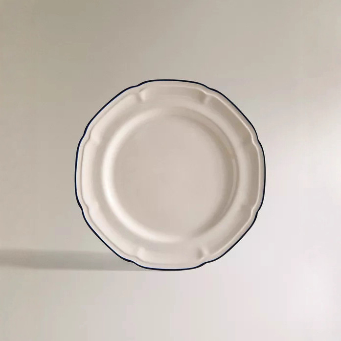 Porcelanski kružni tanjur, moderni minimalistički stil, reljefna površina, pogodan za mikrovalnu pećnicu