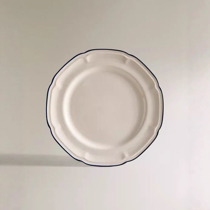 Porcelanski kružni tanjur, moderni minimalistički stil, reljefna površina, pogodan za mikrovalnu pećnicu