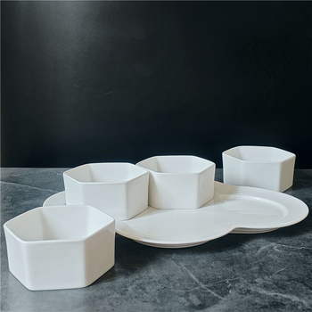 Porcelanski set tanjura s četiri odjeljka, nepravilan oblik, pogodan za mikrovalnu pećnicu, podglazurni završni sloj, stil Novi kineski stil