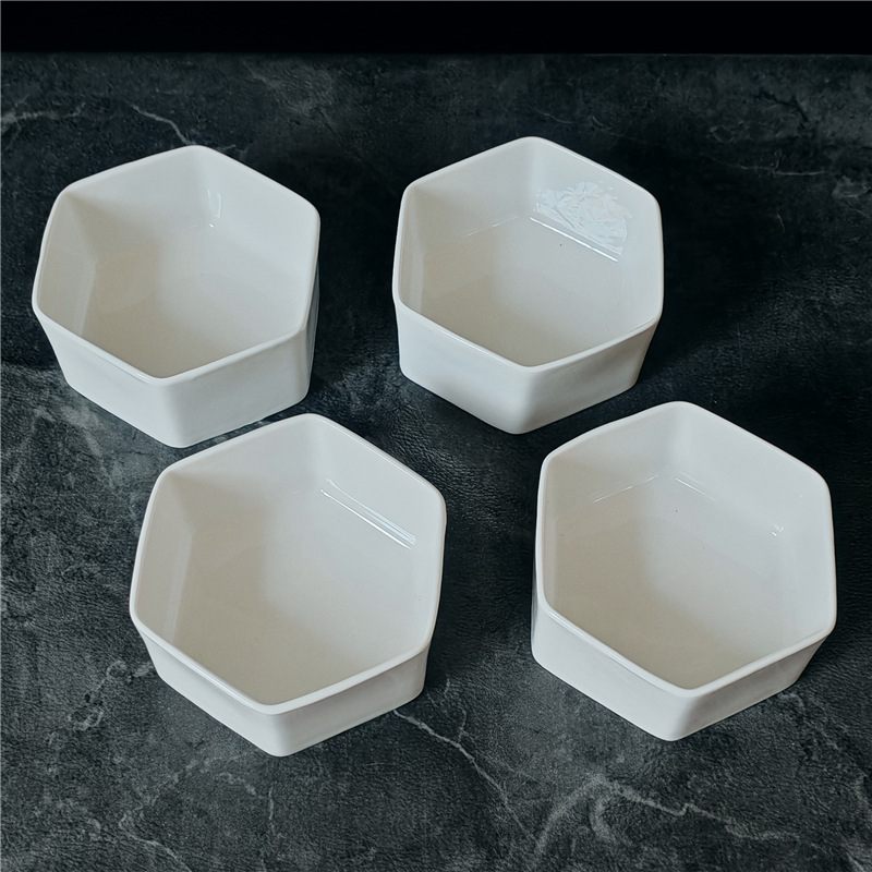 Porcelanski set tanjura s četiri odjeljka, nepravilan oblik, pogodan za mikrovalnu pećnicu, podglazurni završni sloj, stil Novi kineski stil