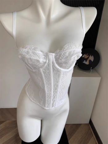 Seksi čipkasti shapewear top s kostima, bez žice, otvorenih leđa, kratki top