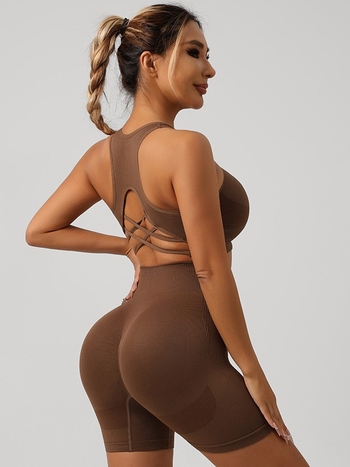 Двоен спортен комплект: горнище с кръстосани презрамки (racerback) и подплатен йога сутиен, къси панталони от найлон (90% найлон, включени подплънки за гърдите)