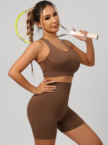 Двоен спортен комплект: горнище с кръстосани презрамки (racerback) и подплатен йога сутиен, къси панталони от найлон (90% найлон, включени подплънки за гърдите)