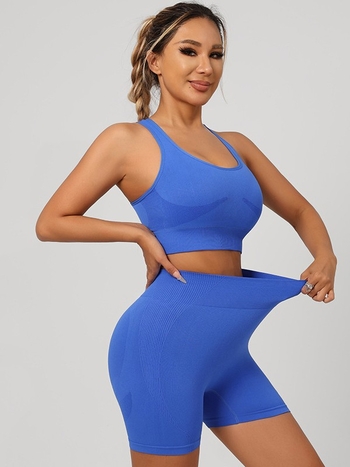 Двоен спортен комплект: горнище с кръстосани презрамки (racerback) и подплатен йога сутиен, къси панталони от найлон (90% найлон, включени подплънки за гърдите)