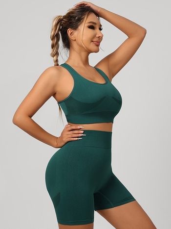 Двоен спортен комплект: горнище с кръстосани презрамки (racerback) и подплатен йога сутиен, къси панталони от найлон (90% найлон, включени подплънки за гърдите)