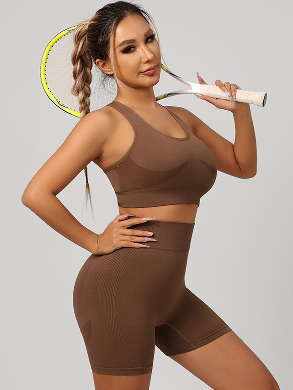 Двоен спортен комплект: горнище с кръстосани презрамки (racerback) и подплатен йога сутиен, къси панталони от найлон (90% найлон, включени подплънки за гърдите)