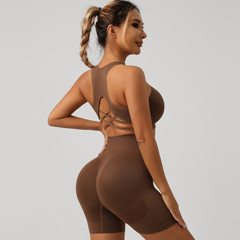 Двоен спортен комплект: горнище с кръстосани презрамки (racerback) и подплатен йога сутиен, къси панталони от найлон (90% найлон, включени подплънки за гърдите)
