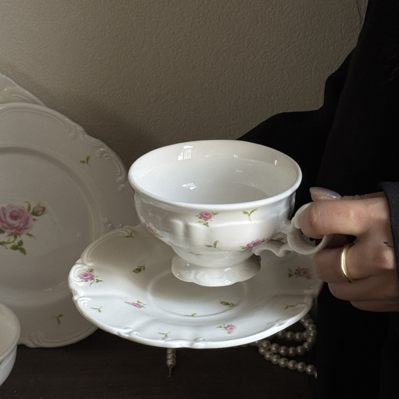 Ploški keramički tanjur, kružnog oblika, s reljefnim cvjetnim motivom u francuskom retro stilu čipke; mikrovalna sigurnost (kružnog oblika, reljefni cvjetni motiv, mikrovalna sigurnost)