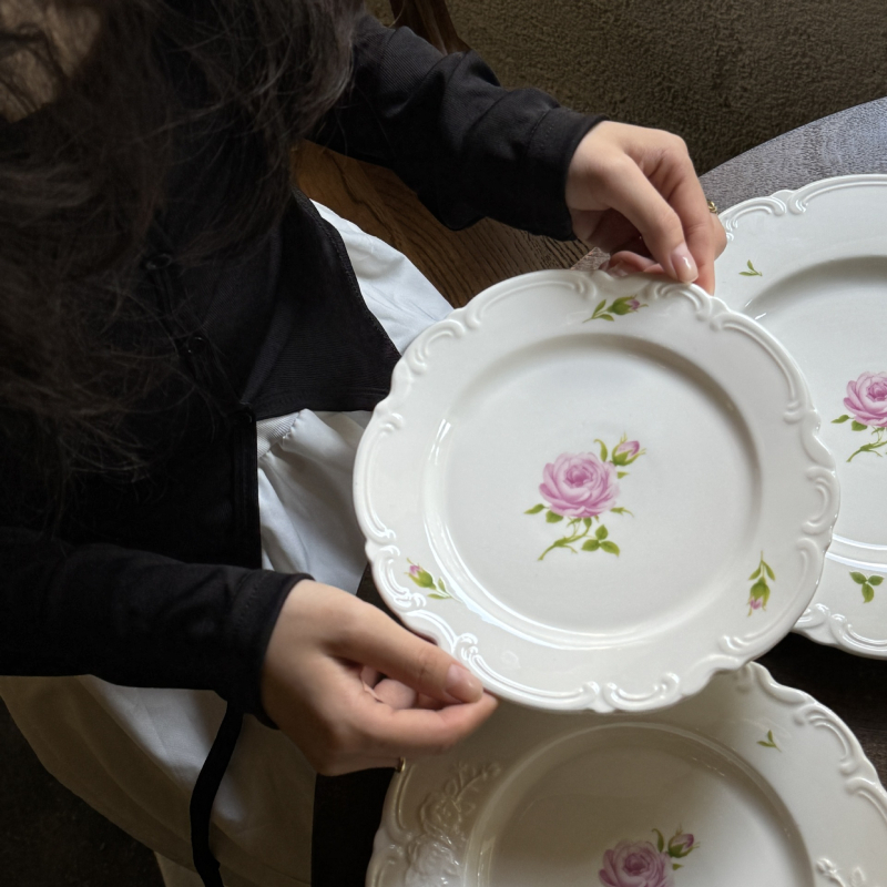 Ploški keramički tanjur, kružnog oblika, s reljefnim cvjetnim motivom u francuskom retro stilu čipke; mikrovalna sigurnost (kružnog oblika, reljefni cvjetni motiv, mikrovalna sigurnost)