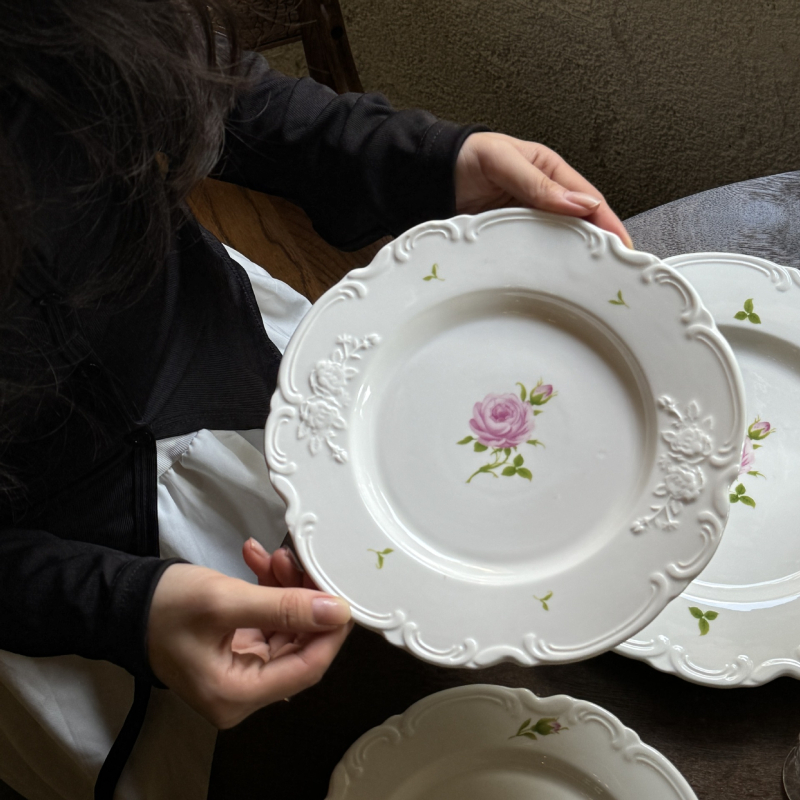 Ploški keramički tanjur, kružnog oblika, s reljefnim cvjetnim motivom u francuskom retro stilu čipke; mikrovalna sigurnost (kružnog oblika, reljefni cvjetni motiv, mikrovalna sigurnost)