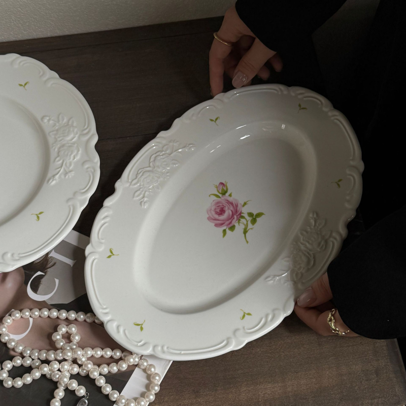 Ploški keramički tanjur, kružnog oblika, s reljefnim cvjetnim motivom u francuskom retro stilu čipke; mikrovalna sigurnost (kružnog oblika, reljefni cvjetni motiv, mikrovalna sigurnost)